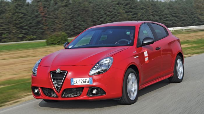 Στο δρόμο, η Giulietta Sprint ικανοποιεί και τον πιο απαιτητικό με την σταθερότητα και την ασφάλειά της, χωρίς παράλληλα να χάνει τον «πολιτισμένο» τη